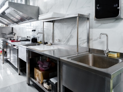 Comment bien équiper une cuisine de restaurant sans dépasser son budget ?